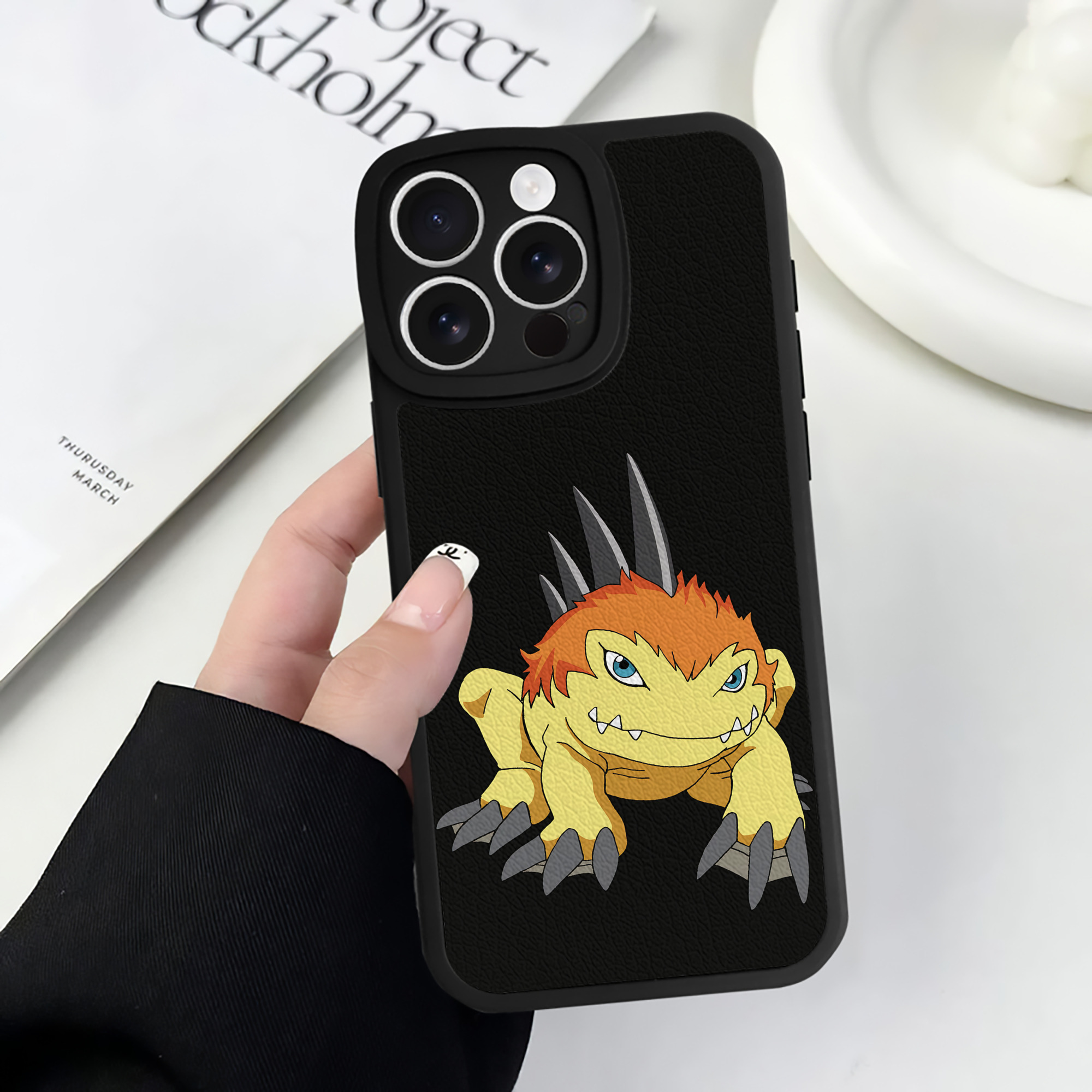 （画像用） Digimon デジタルモンスター/デジモン 【iPhone 16シリーズ対応】シリコンスマホケース（レザー調） 材質：シリコン
